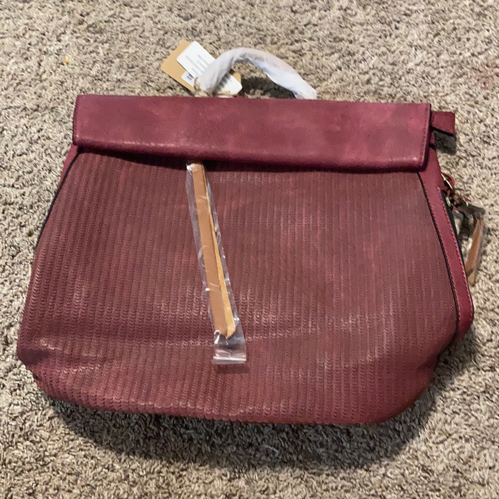 Maroon Chillx by leMiel